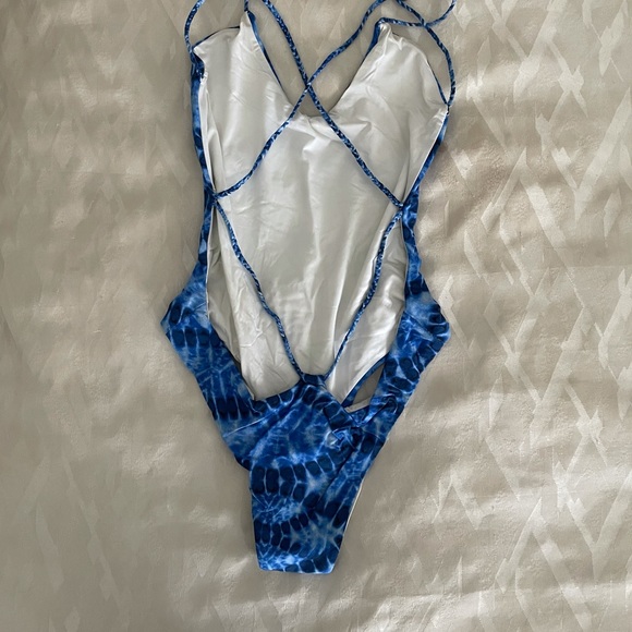 L Space Reversible Pool Blue and White One Piece - Picture 2 of 4